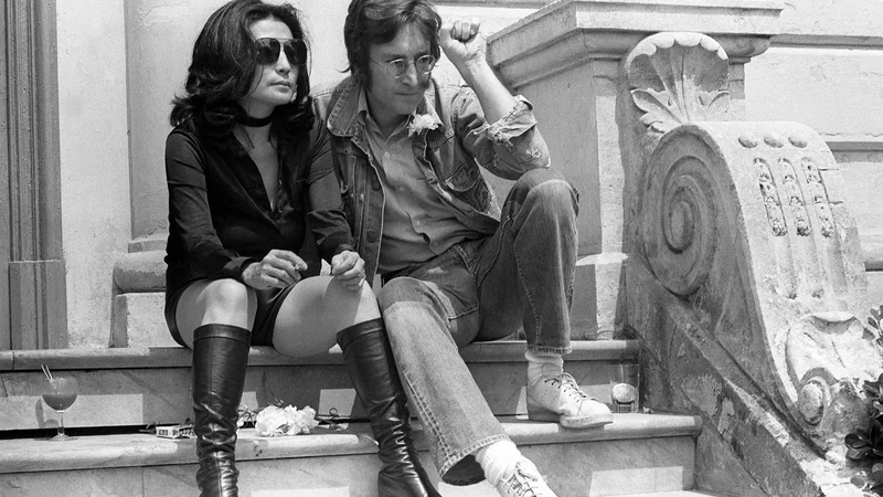 Fotografija: John Lennon in Yoko Ono v Cannesu 17. maja 1971, kjer sta med drugim na filmskem festivalu predstavila tudi svoj kratki film Apotheosis (Apoteoza). FOTO: AFP