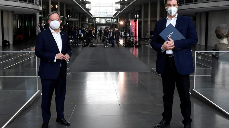 Fotografija: Kdo bo kanclerski kandidat unije CDU/CSU, predsednik CDU Armin Laschet (levo) ali predsednik CSU Markus Söder?
FOTO: Tobias Schwarz/REUTERS