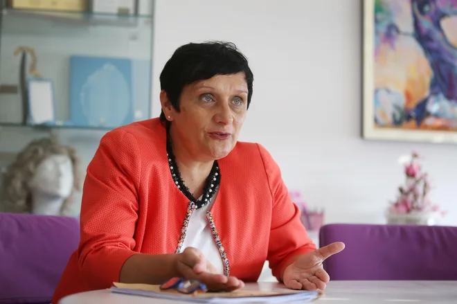 Monika Ažman: Odkar so se po treh mesecih vrnile iz rdečih con, so utrujene, ne morejo se več skoncentrirati, prosijo za lažja dela in krajši delovni čas,  Foto Leon Vidic/Delo