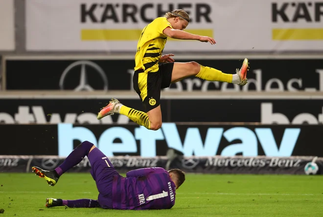 Erling Braut Håland ima pred jutrišnjo povratno tekmo lige prvakov druge skrbi, kot je poletni odhod iz Nemčije. FOTO: Kai Pfaffenbach/Reuters