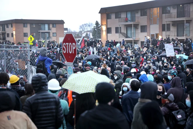 Množica demonstrantov je tudi včeraj vztrajala pred sedežem policije v Brooklyn Centru na obrobju Minneapolisa. FOTO: Scott Olson/AFP