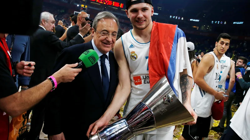 Fotografija: Florentino Perez ni le nogometni navdušenec, temveč se je pod njegovim vodstvom na evropski vrh zavihtela tudi košarkarska sekcija Realove družine. Luka Dončić je eden od njegovih največjih športnih ljubljencev. FOTO: Alkis Konstantinidis/Reuters