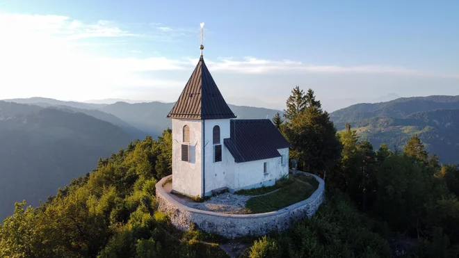 Po Polhograjski gori je speljanih kopica poti – za različno odmerjen čas, vsakovrstna razpoloženja in telesno pripravljenost. FOTO: Gašper Završnik