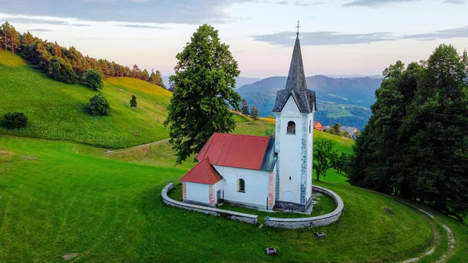 Cerkev svete Uršule na Setnici pod Malo Grmado. FOTO: Gašper Završnik