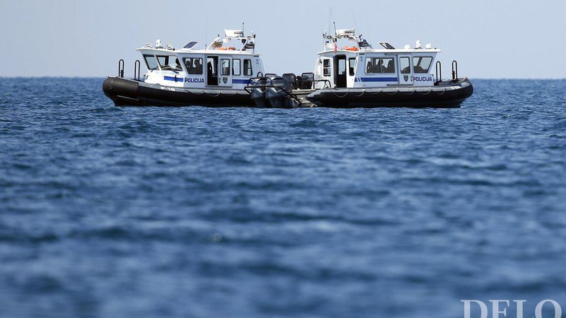 Fotografija: V polni uporabi sta le dva policijska čolna, P-08 in P-16.  FOTO: Matej Družnik/Delo