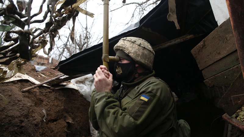 Fotografija: Ukrajinski vojak na frontni črti s proruskimi separatisti v Donecku. Foto Str Afp