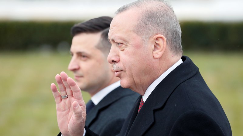 Fotografija: Turški predsednik Recep Tayyip Erdoğan in njegov ukrajinski kolega Volodimir Zelenski sta oktobra lani podpisala sporazum o vojaškem sodelovanju. Foto Gleb Garanič/Reuters