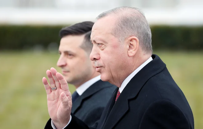 Turški predsednik Recep Tayyip Erdoğan in njegov ukrajinski kolega Volodimir Zelenski sta oktobra lani podpisala sporazum o vojaškem sodelovanju. Foto Gleb Garanič/Reuters