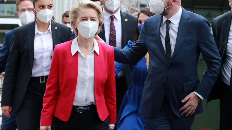 Fotografija: Ursulo von der Leyen in Charlesa Michela bi morali protokolarno obravnavati enako, vztrajajo v evropski komisiji. FOTO: Adem Altan/AFP