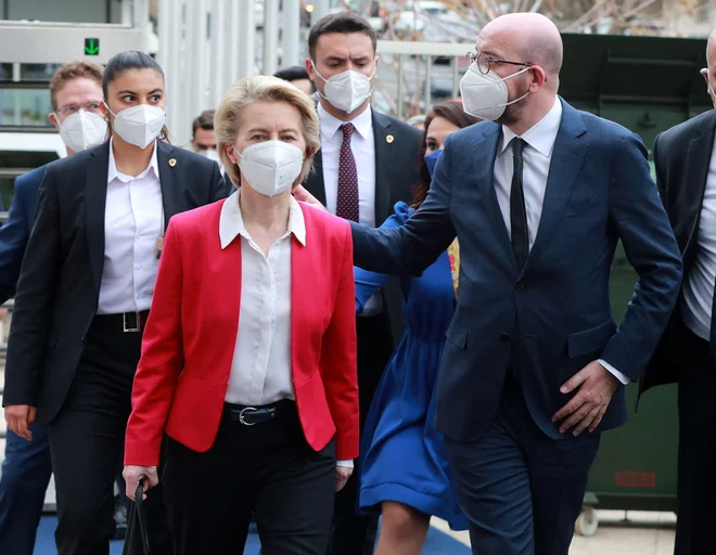 Ursulo von der Leyen in Charlesa Michela bi morali protokolarno obravnavati enako, vztrajajo v evropski komisiji. FOTO: Adem Altan/AFP