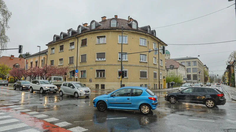 Fotografija: Občina je za prenovo Trga MDB z bližnjimi križišči izbrala KPL, gradbena dela pa naj bi trajala kar leto dni. FOTO: Jože Suhadolnik/Delo