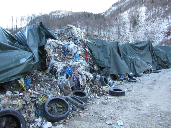 Že več let se na Jesenicah namreč vsaj občasno srečujejo s smradom iz Male Mežakle, kjer delujeta center za ravnanje z odpadki in odlagališče. FOTO: Blaž Račič/Delo