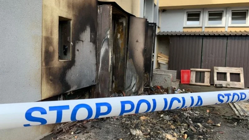 Fotografija: Zagorelo je tudi na parkirišču srednje poklicne in tehnične šole.
FOTO: Oste Bakal/Delo