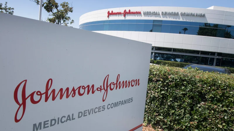 Fotografija: Američani bodo na zvezni ravni začasno prenehali cepiti s cepivom družbe Johnson & Johnson. FOTO: Mark Ralston/Afp