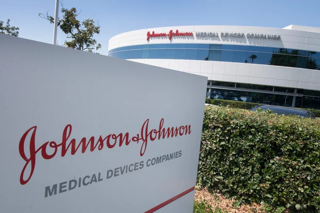 Američani bodo na zvezni ravni začasno prenehali cepiti s cepivom družbe Johnson &amp; Johnson. FOTO: Mark Ralston/Afp