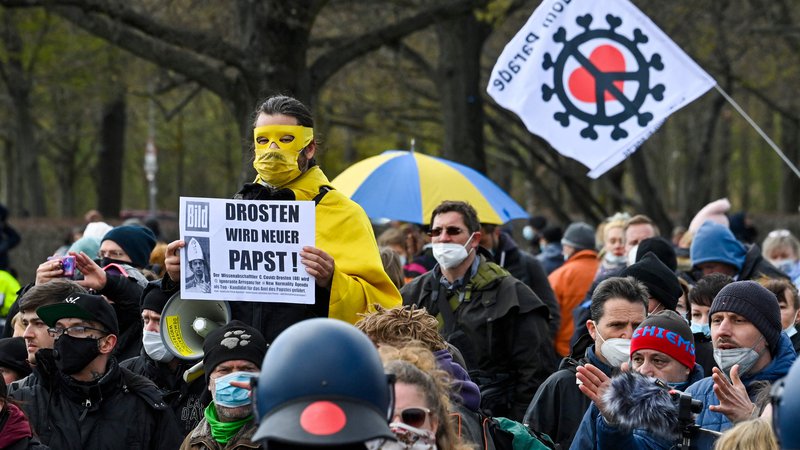 Fotografija: Protest gibanja "Querdenken" proti korona ukrepom v Berlinu. FOTO: John Macdougall/AFP