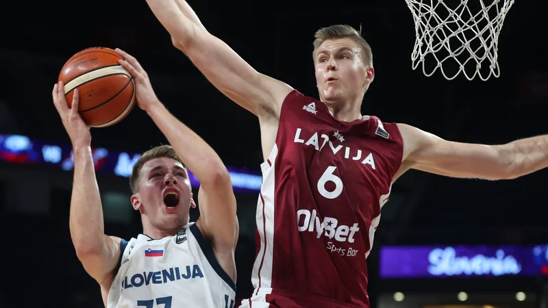 Fotografija: Luka Dončić in Kristaps Porzingis sta soigralca v Dallasu. Dončić naj bi kmalu spet oblekel reprezentančni dres. FOTO: Osman Orsa/Reuters
