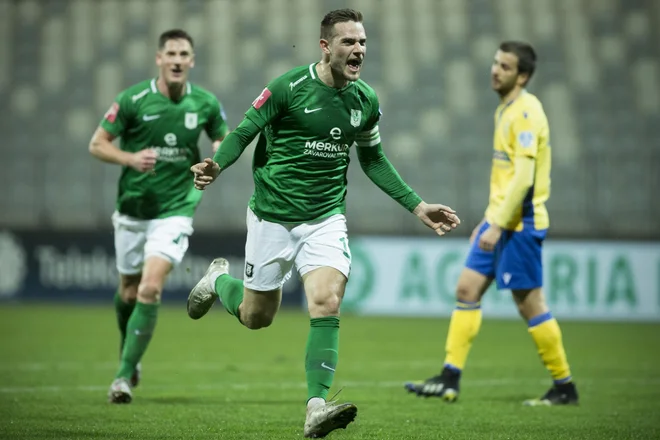 Timi Max Elšnik je bil med vidnejšimi v Olimpijinem moštvu in je z lepim golom tudi preprečil presenečenje v Stožicah. FOTO: Jure Eržen/Delo