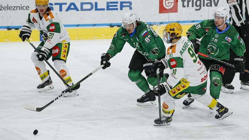 Fotografija: Olimpijini hokejisti so sinoči proti Avstrijcem močno razočarali. FOTO: Jože Suhadolnik/Delo