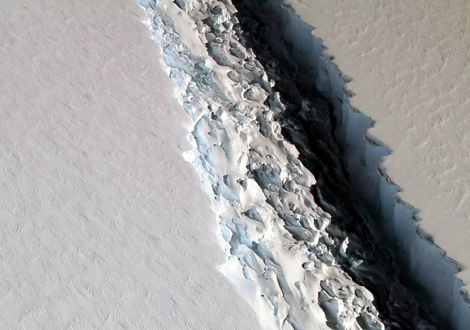 Velika razpoka v ledeni polici Larsen C na Antarktičnem polotoku, ki so jo pred petimi leti posneli Nasini znanstveniki. FOTO: Nasa/Reuters