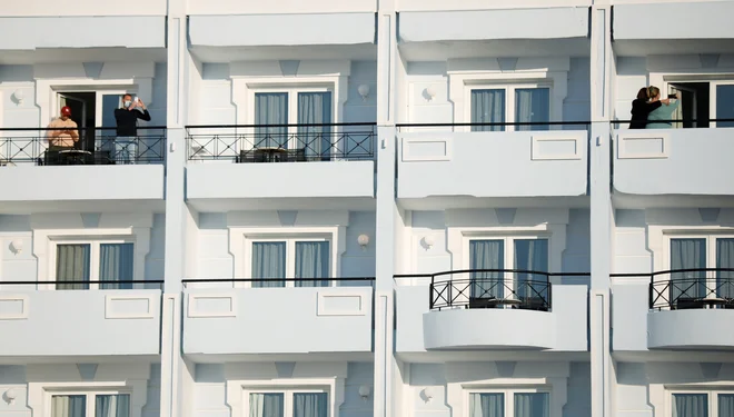 Te dni je v hotelu Mitsis na grškem otoku Rodos 189 Nizozemcev, starih od 18 do 70 let, po izboru njihove vlade in v sodelovanju z eno od turističnih družb. FOTO: Louiza Vradi/Reuters