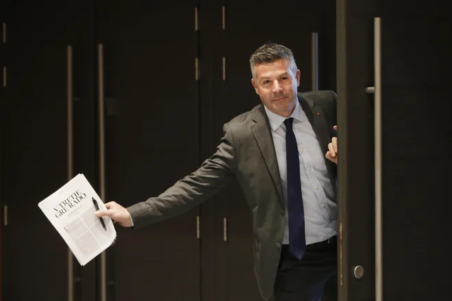 Podpredsednik državnega zbora Jože Tanko je zaman zahteval, da poslanca Matjaža Nemca (SD, na fotografiji) in pred tem Janija Möderndorferja (LMŠ) varnostniki odstranijo iz dvorane. FOTO: Jure Eržen