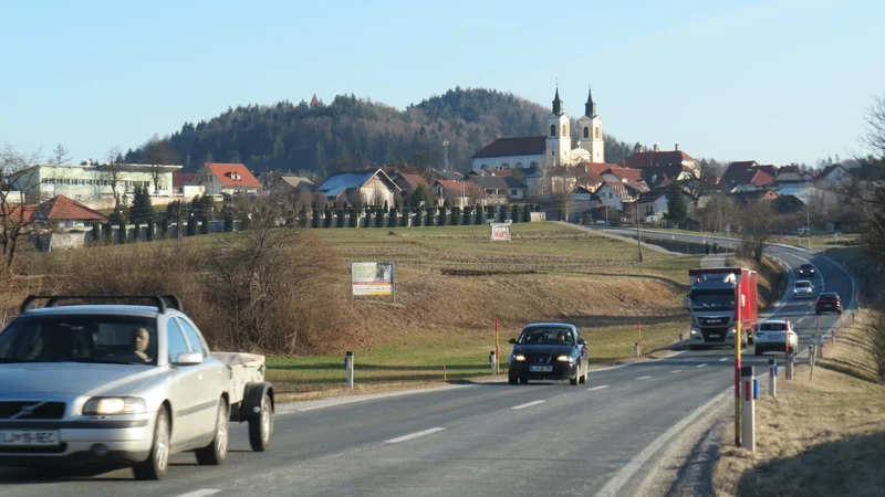 Fotografija: Poleg osebnih vozil so Velike Lašče prometno obremenjene tudi s tovornimi vozili. FOTO: Bojan Rajšek/Delo