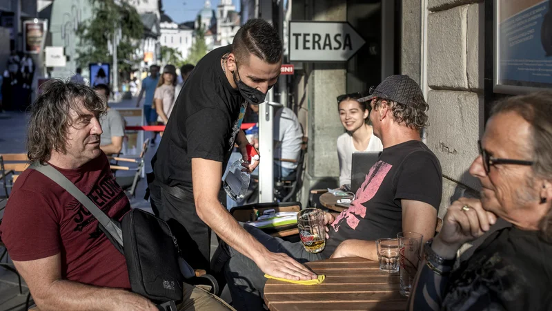 Fotografija: OZS opozarja, da lokali niso vir okužb. FOTO: Voranc Vogel/Delo