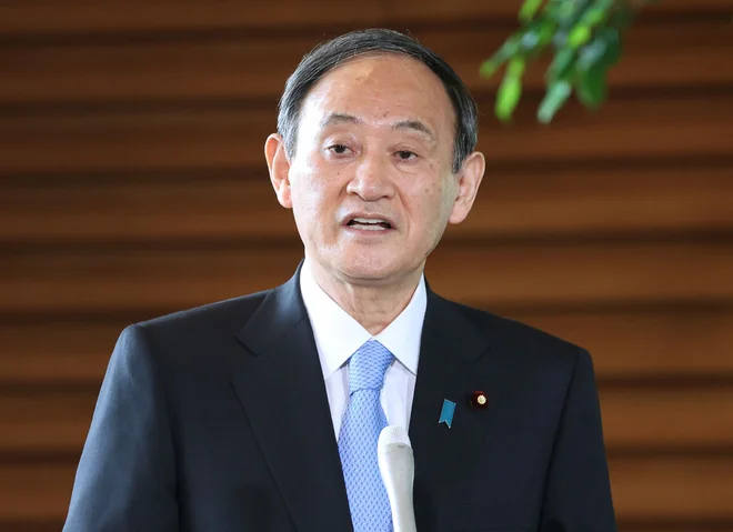Japonski premier Jošihida Suga se bo jutri v Beli hiši sestal z Joejem Bidnom. FOTO: Jiji Press/AFP
