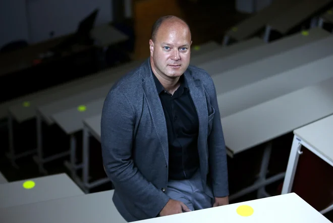 Dr. <strong>Damijan Štefanc</strong> pravi, da občutka obremenjenosti učencev ne smemo podcenjevati. FOTO: Matej Družnik/Delo