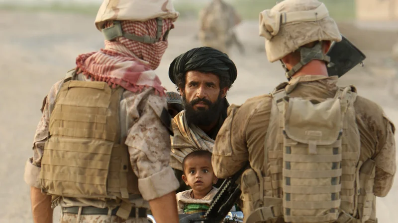 Fotografija: 27.8.2008 Helmand, Afganistan. Ameriška marinca govorita z domačinom v okrožju Garmšir, v provinci Helmand. FOTO:JURE ERŽEN/Delo