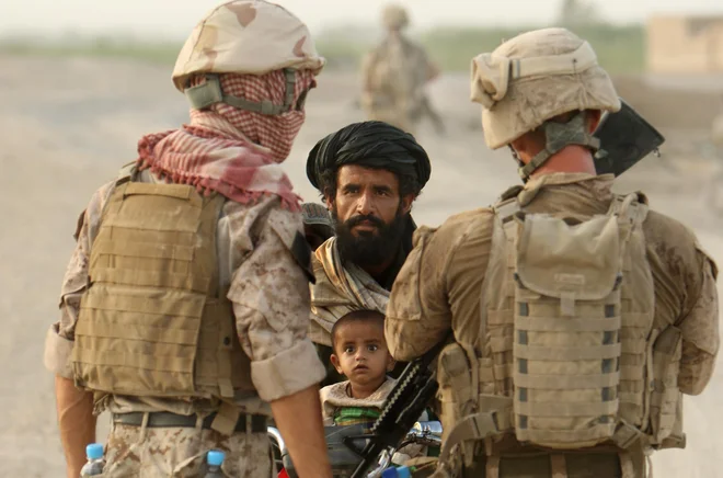  27.8.2008 Helmand, Afganistan. Ameriška marinca govorita z domačinom v okrožju Garmšir, v provinci Helmand. FOTO:JURE ERŽEN/Delo  