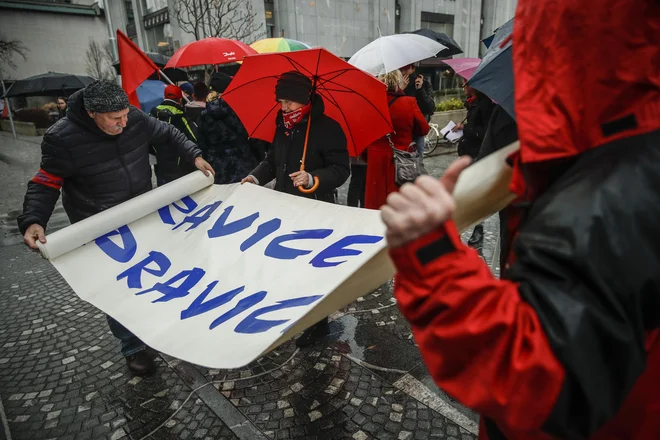 Čas bi torej bil, da nas politika preneha utrujati s svojimi popolnoma neproduktivnimi parlamentarnimi zdrahami v boju za oblast, ampak naj se raje loti resnih sistemsko-razvojnih družbenih vprašanj za nujno preureditev mezdno-kapitalističnih družbenoekonomskih odnosov. FOTO: Uroš Hočevar/Delo