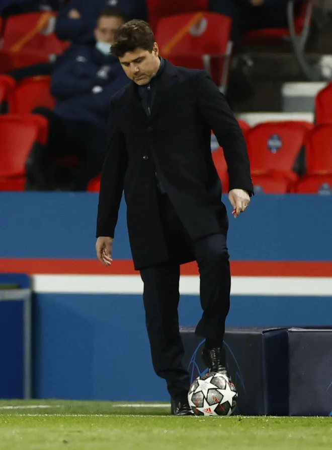 Trener Parižanov in nekdanji osrednji branilec Mauricio Pochettino zna ustaviti žogo, ustavil pa je tudi Bayern. FOTO: Christian Hartmann/Reuters