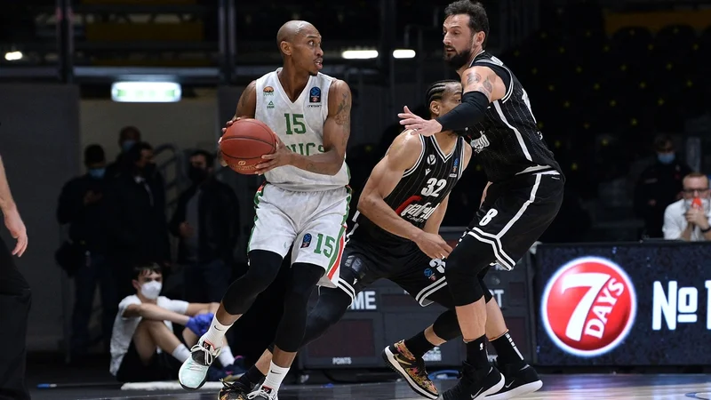 Fotografija: Jamar Smith (levo) in soigralci so izločili bolonjsko četo Marca Belinellija (desno). FOTO: EuroCup