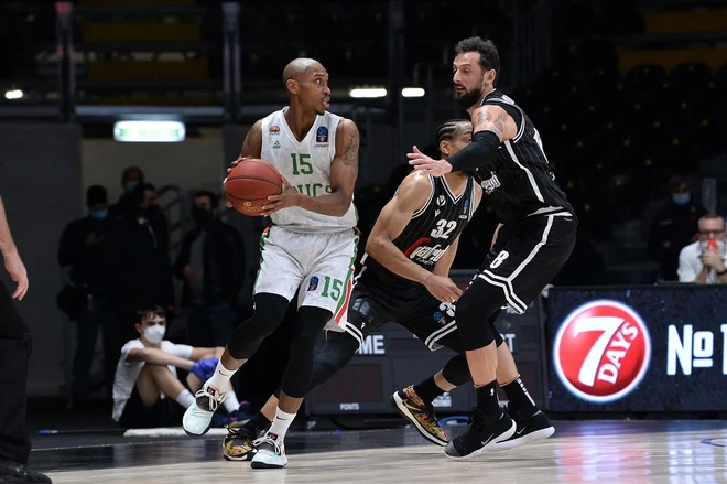 Jamar Smith (levo) in soigralci so izločili bolonjsko četo Marca Belinellija (desno). FOTO: EuroCup