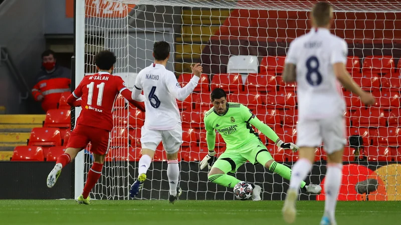 Fotografija: Realov vratar Thibaut Courtois je bil med junaki tekme v Liverpoolu. FOTO: David Klein/Reuters
