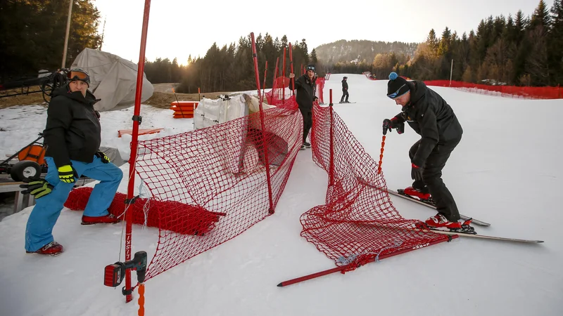 Fotografija: Če prireditev odpade, organizator z zavarovalnino poplača tudi stroške za najeto osebje. FOTO: Matej Družnik/Delo
