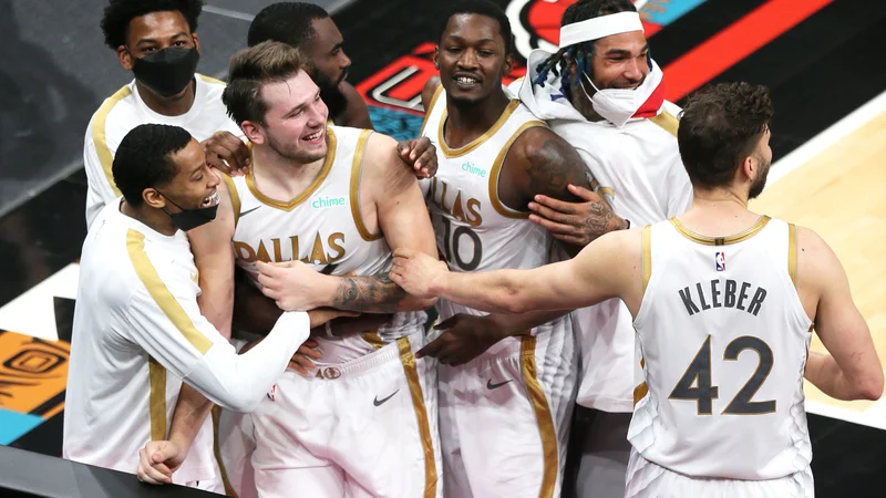 Fotografija: Odlični Luka Dončić je s trojko v zadnji skeundi s sedežev izstrelil tudi soigralce. FOTO: Nelson Chenault/USA Today Sports