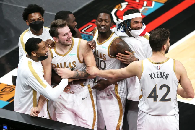 Odlični Luka Dončić je s trojko v zadnji skeundi s sedežev izstrelil tudi soigralce. FOTO: Nelson Chenault/USA Today Sports