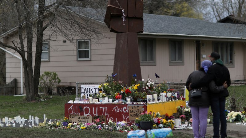 Fotografija: Spominsko mesto, kjer je bil ubit Daunte Wright. FOTO: Leah Millis/Reuters