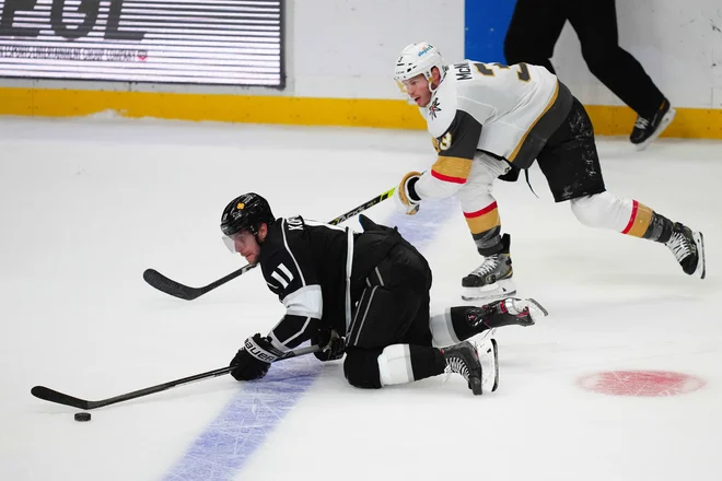 Branilec Las Vegasa Brayden McNabb se je Anžeta Kopitarja lotil tudi z nedovoljenimi prijemi. FOTO: Kirby Lee/Usa Today Sports