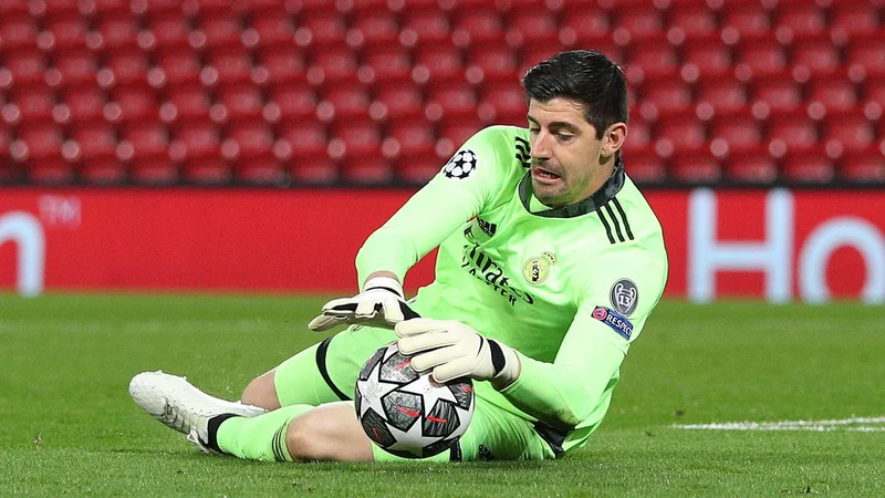 Fotografija: Realov vratar Thibaut Courtois je bil v uvodnih minutah junak in preprečil Liverpoolov zasuk. FOTO: Peter Byrne/Reuters