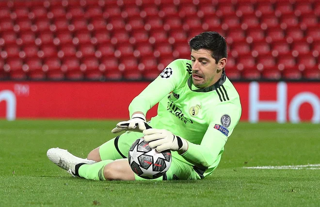 Realov vratar Thibaut Courtois je bil v uvodnih minutah junak in preprečil Liverpoolov zasuk. FOTO: Peter Byrne/Reuters