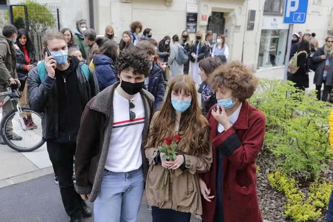 Skupina je dijakinjo pospremila z aplavzom. FOTO: Voranc Vogel/Delo