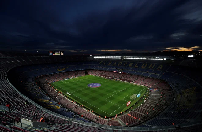Štadion Camp Nou, kjer domuje Barcelona, je največji med dvajsterico najvrednejših klubov na svetu. FOTO: Albert Gea/Reuters