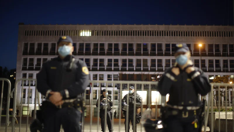 Fotografija: Protesti so bili v Sloveniji prepovedani. FOTO: Jure Eržen/Delo