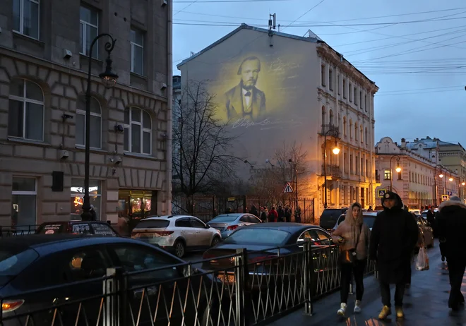 Portret Dostojevskega na stavbi v Sankt Peterburgu, kjer je preživel zadnja leta življenja. FOTO: Aleksander Demiančuk/ Reuters