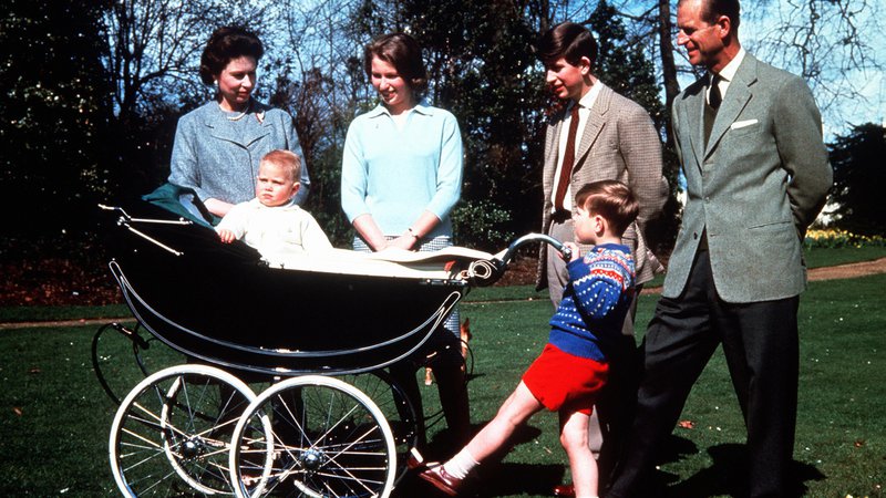 Fotografija: Mlada družina s princem Edwardom v vozičku. FOTO: Royal.uk
 