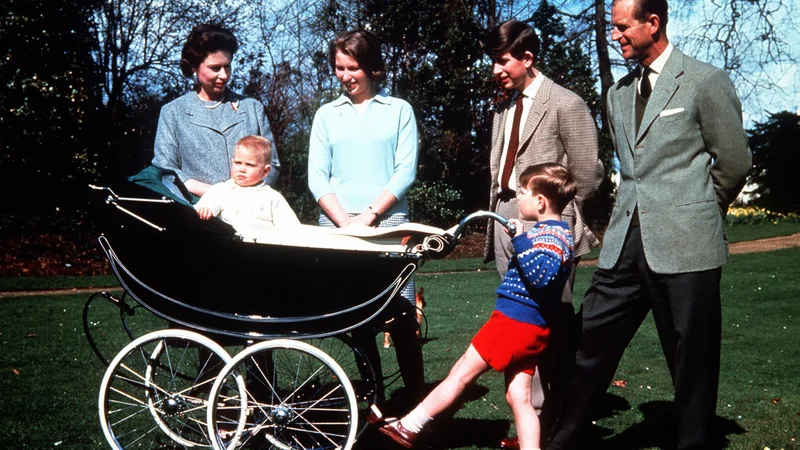 Fotografija: Mlada družina s princem Edwardom v vozičku. FOTO: Royal.uk